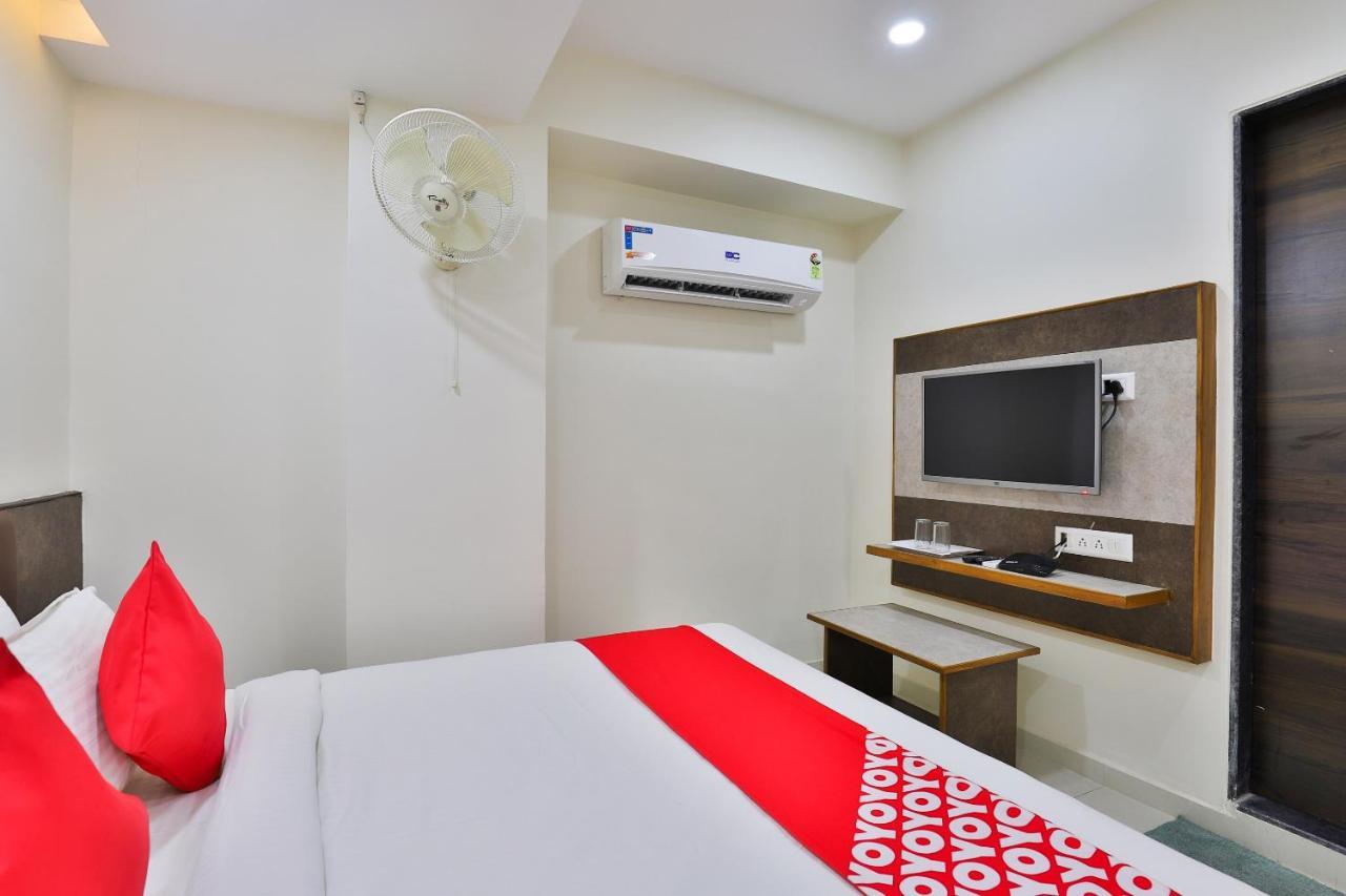 Oyo 25009 Hotel Crystal Ahmedabad Luaran gambar