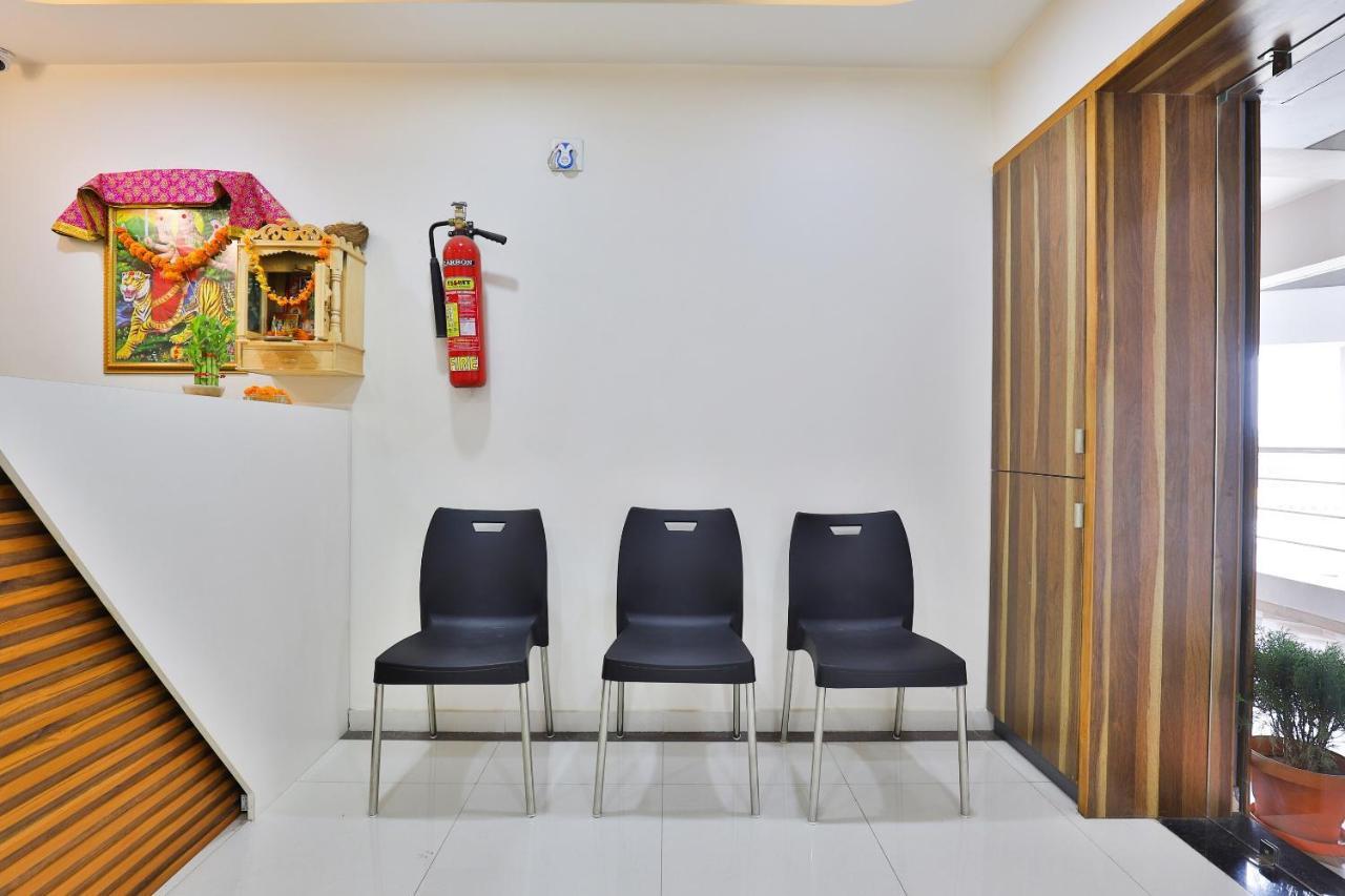 Oyo 25009 Hotel Crystal Ahmedabad Luaran gambar