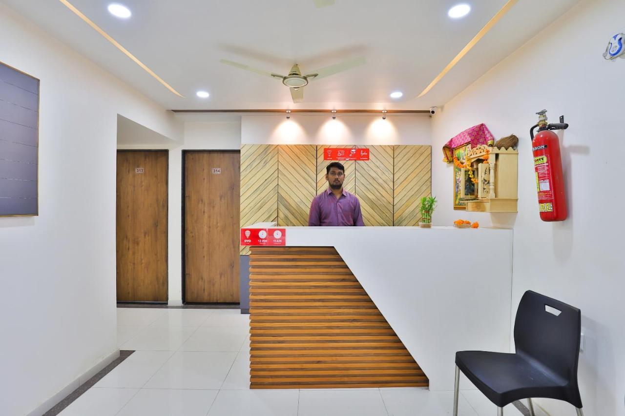 Oyo 25009 Hotel Crystal Ahmedabad Luaran gambar