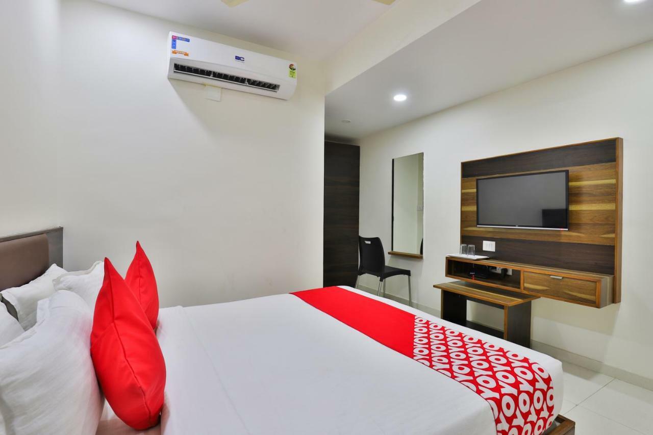 Oyo 25009 Hotel Crystal Ahmedabad Luaran gambar