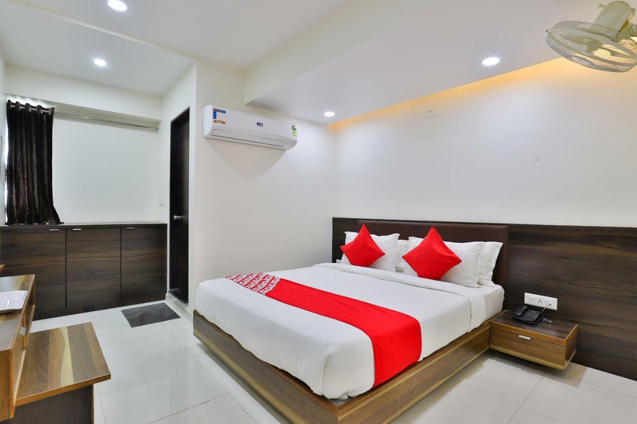Oyo 25009 Hotel Crystal Ahmedabad Luaran gambar