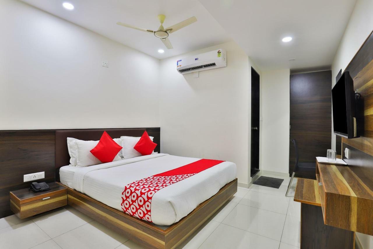 Oyo 25009 Hotel Crystal Ahmedabad Luaran gambar
