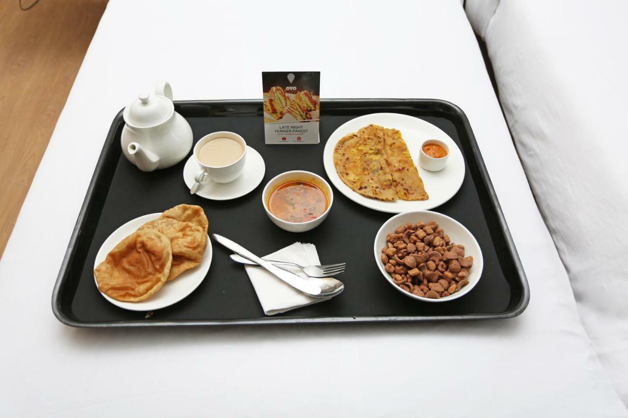 Oyo 25009 Hotel Crystal Ahmedabad Luaran gambar